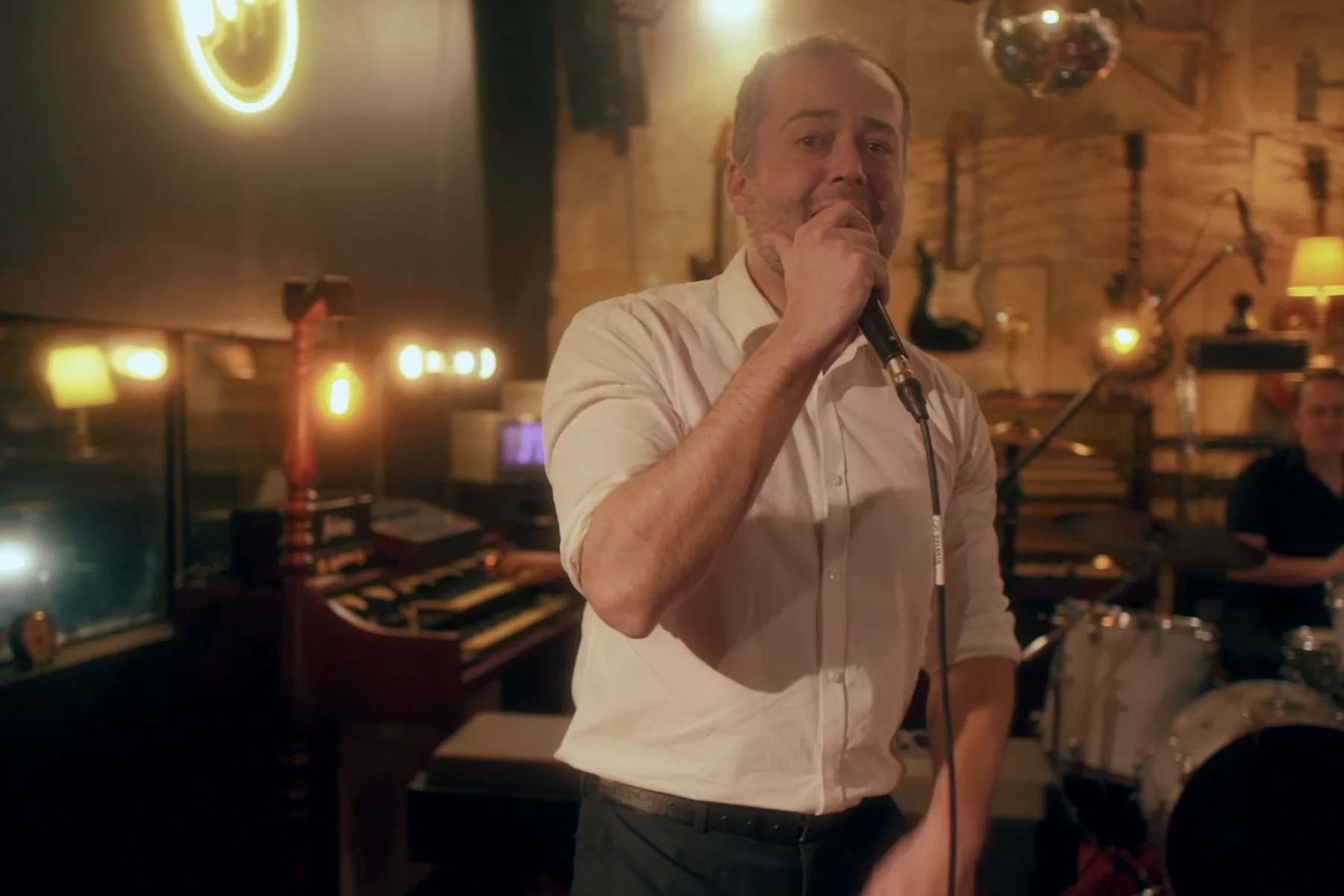 Vocalista da Softy Machine durante apresentação em live session