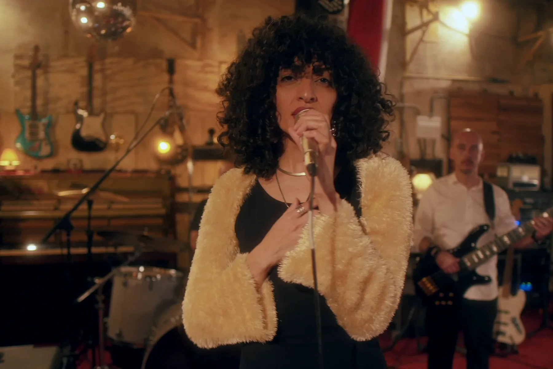 Vocalista da Softy Machine durante live session da banda