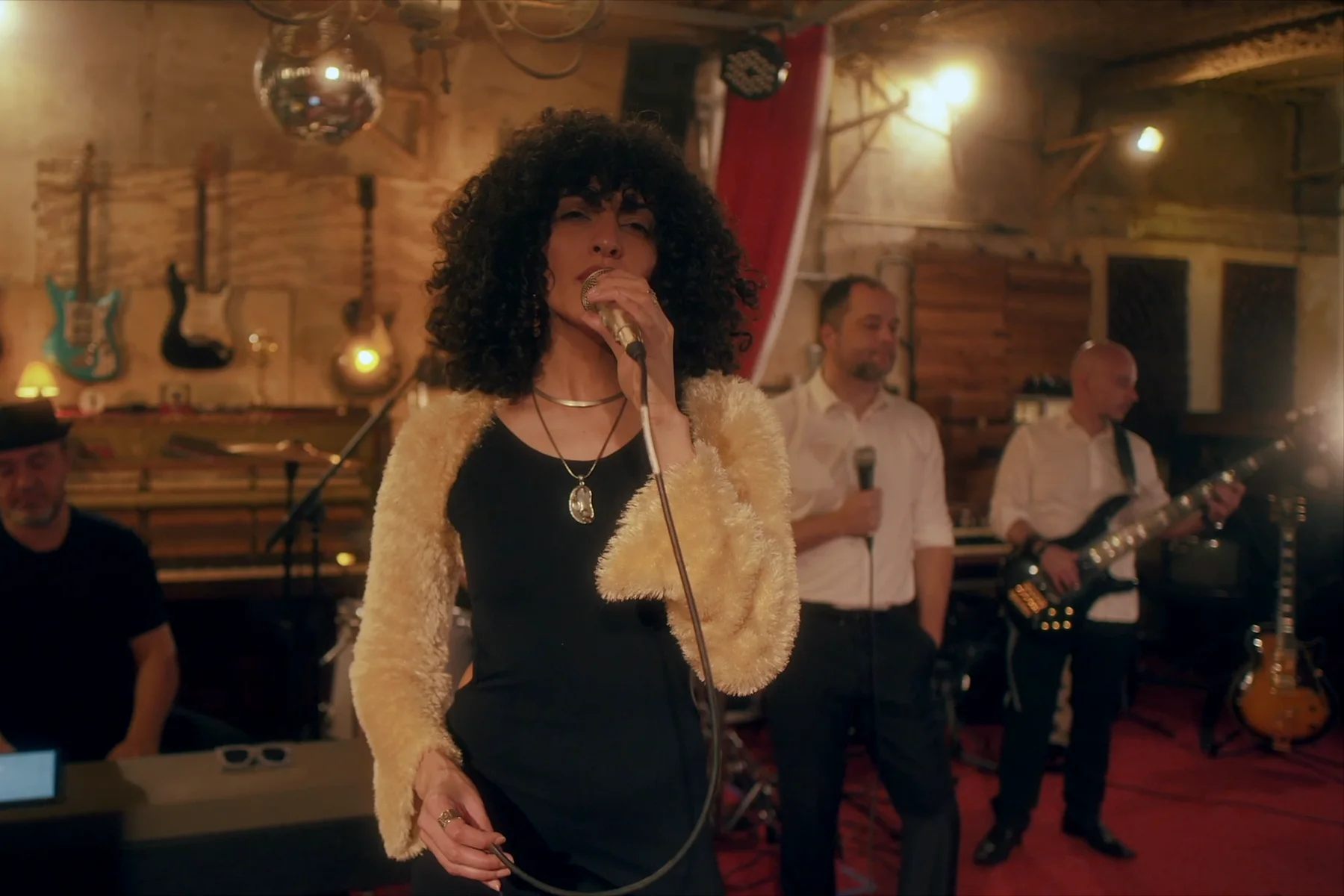 Vocalista e músicos da Softy Machine durante live session